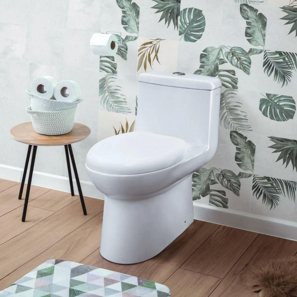 Sanitario Trebol Evolution New one piece blanco instalado en baño moderno con diseño decorativo